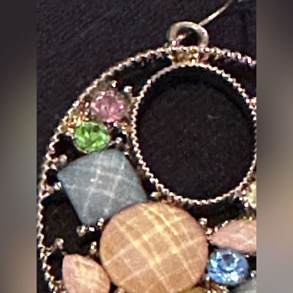 Multi color faceted lucite pastel crystal gold tone hoop pierced earrings - Picture 5 of 10